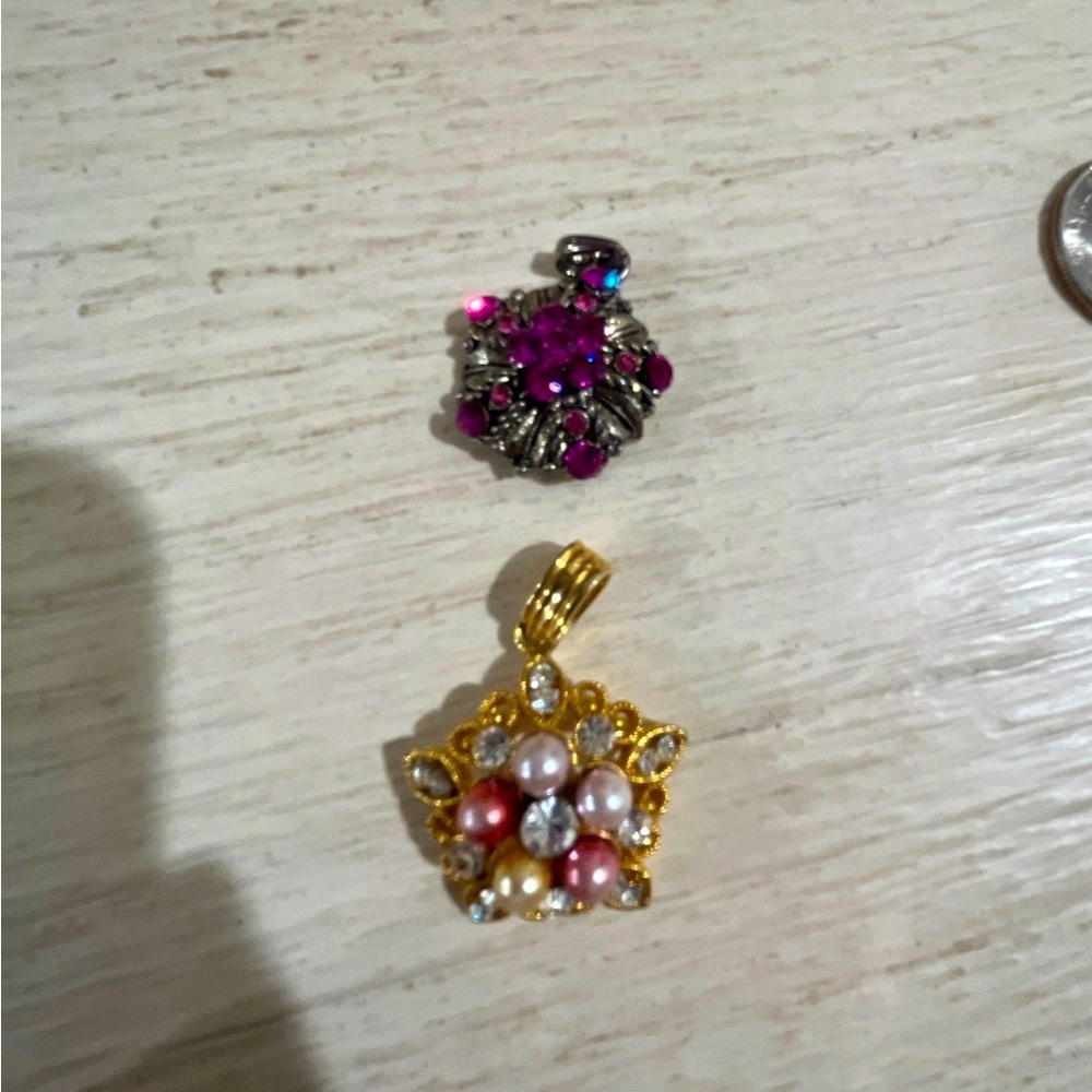 2 jeweled pendants (without chains)